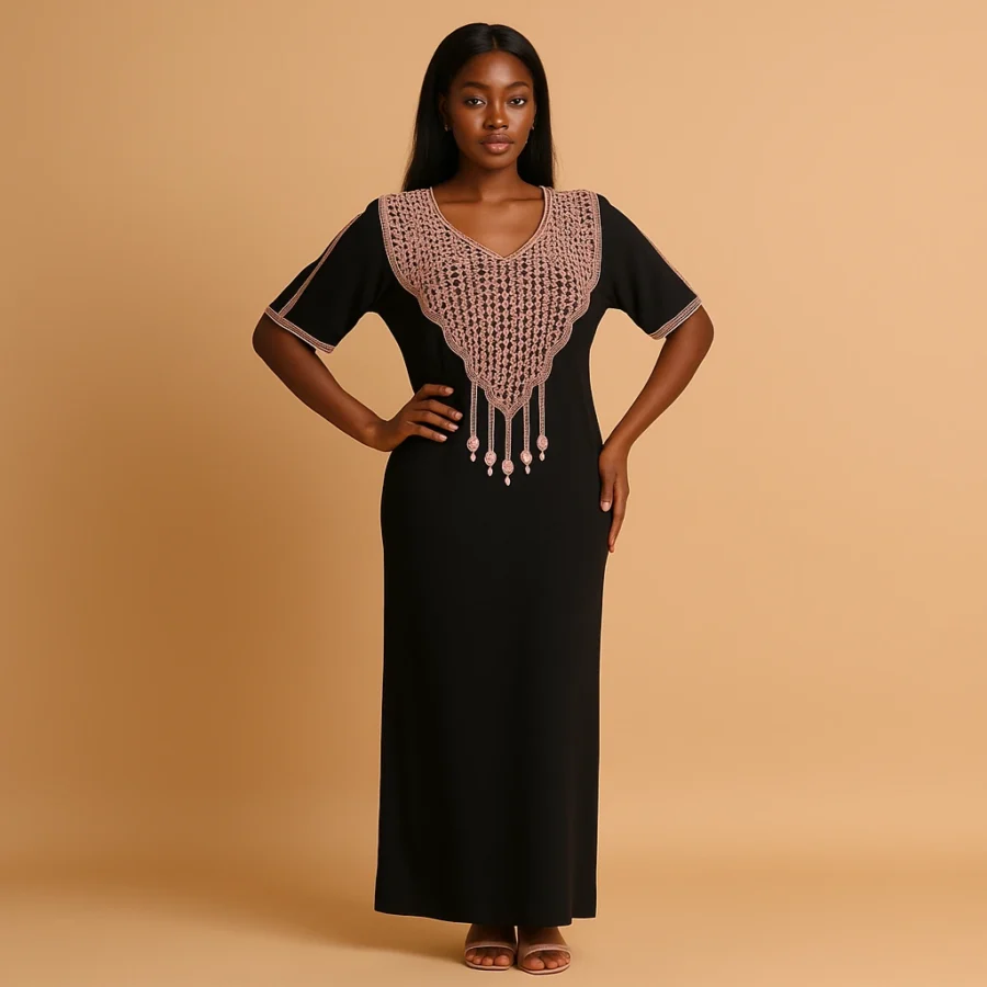 Caftan marocain noir de luxe en crêpe fluide, broderie géométrique sur le col