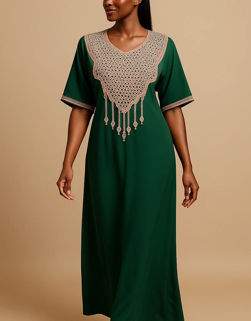 Femme ivoirienne portant un Caftan marocain de luxe vert avec broderies berbères – Mode traditionnelle revisitée.