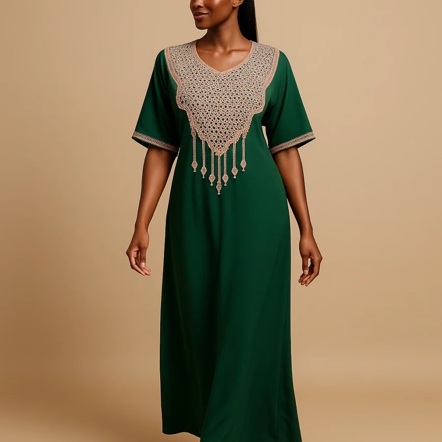 Femme ivoirienne portant un Caftan marocain de luxe vert avec broderies berbères – Mode traditionnelle revisitée.