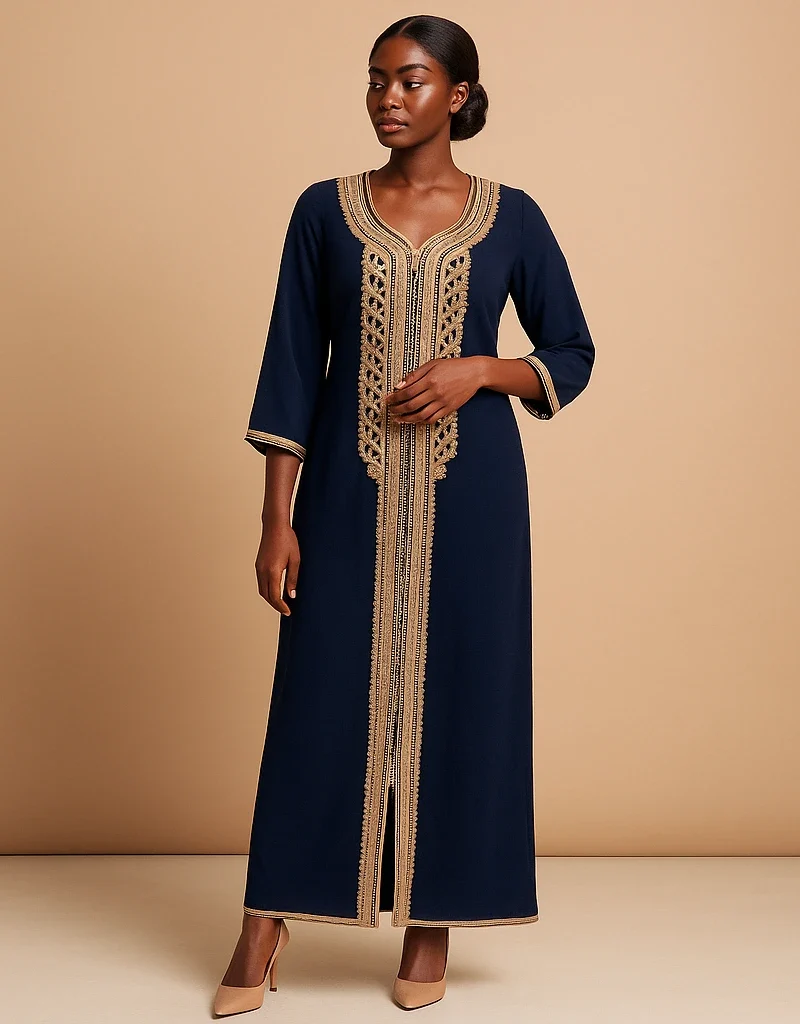Modèle en caftan bleu saphir avec broderies dorées et coupe droite, style chic et intemporel.
