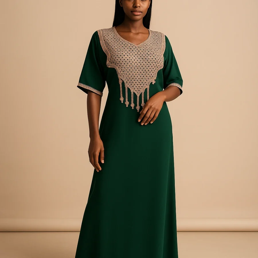 Femme ivoirienne portant un Caftan marocain de luxe vert avec broderies berbères – Mode traditionnelle revisitée.