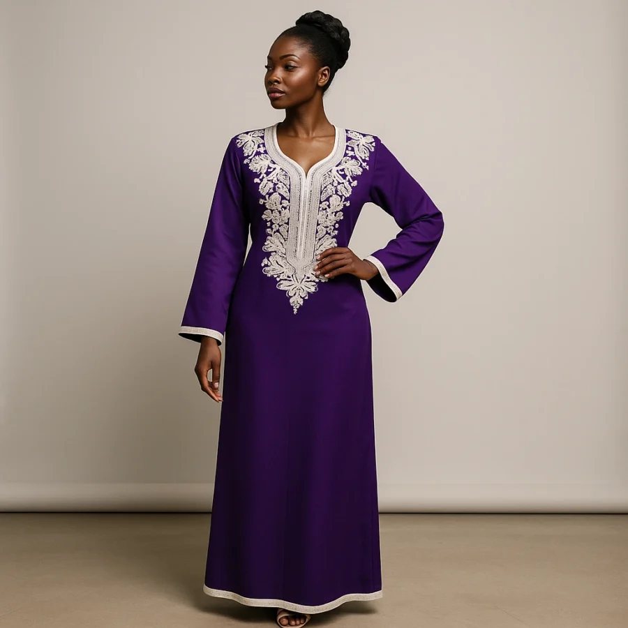 Caftan marocain violet avec broderie dorée porté par une femme africaine – Le Caftanier