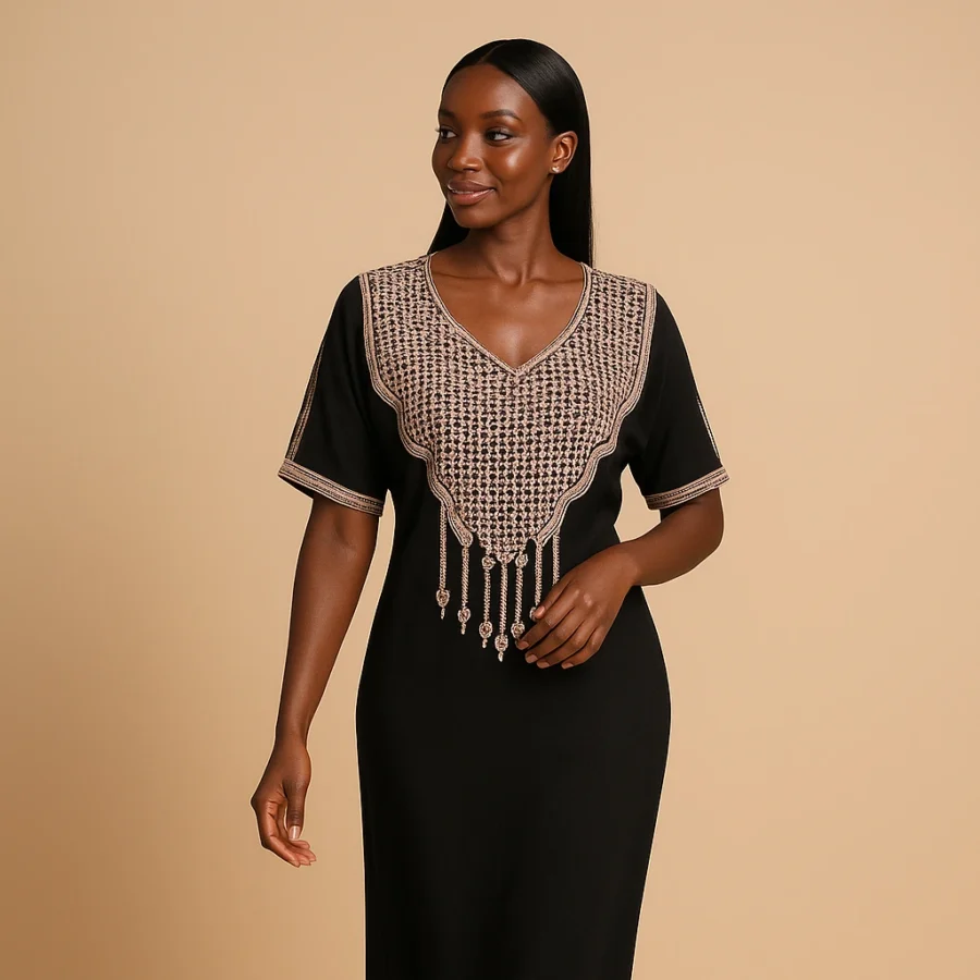 Caftan marocain noir de luxe en crêpe fluide, broderie géométrique sur le col – photo produit studio.