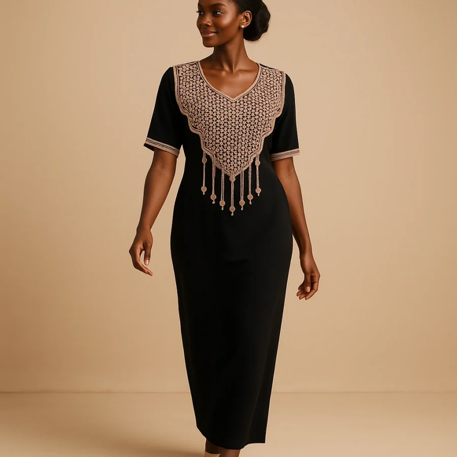 Modèle africain en caftan noir brodé, posant avec prestance – caftan traditionnelle moderne.