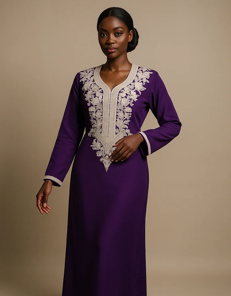 Caftan marocain violet avec broderie dorée porté par une femme africaine – Le Caftanier