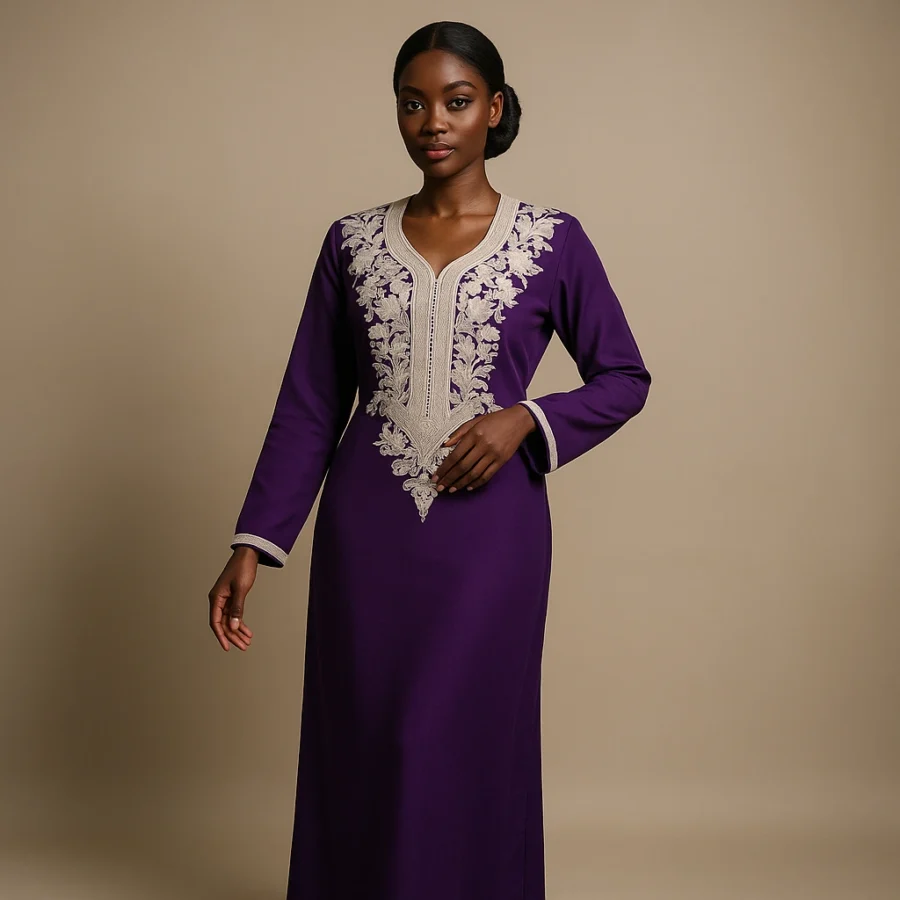 Caftan marocain violet avec broderie dorée porté par une femme africaine – Le Caftanier