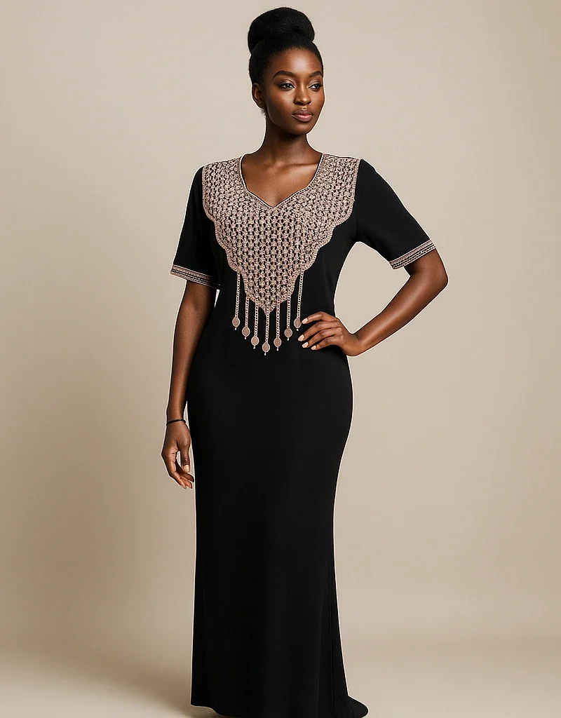 Vue frontale du Caftan Ébène Majestueuse porté par un modèle africain sur fond beige – robe longue noire brodée de luxe.