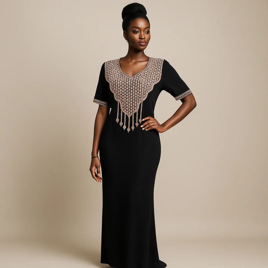 Vue frontale du Caftan Ébène Majestueuse porté par un modèle africain sur fond beige – robe longue noire brodée de luxe.