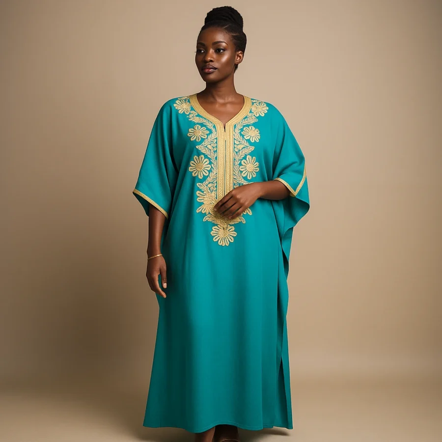 Vue de face du caftan turquoise avec broderies florales dorées, style traditionnel marocain.