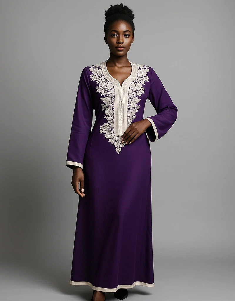 Caftan marocain violet avec broderie dorée porté par une femme africaine – Le Caftanier