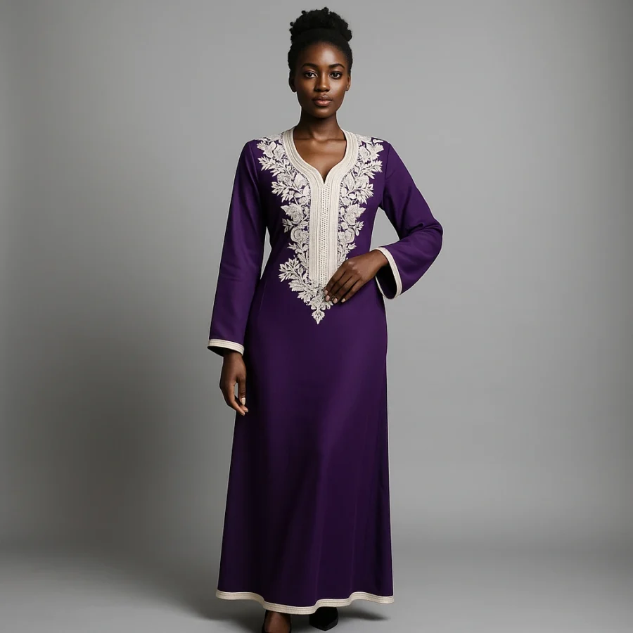 Caftan marocain violet avec broderie dorée porté par une femme africaine – Le Caftanier