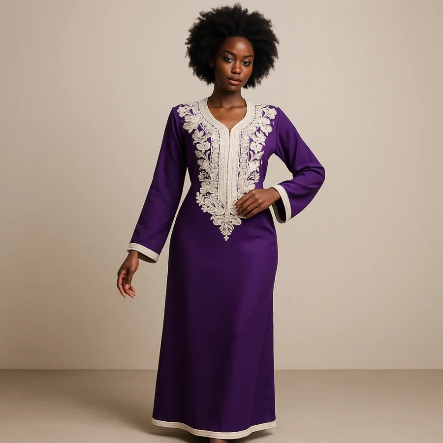 Caftan marocain violet avec broderie dorée porté par une femme africaine – Le Caftanier