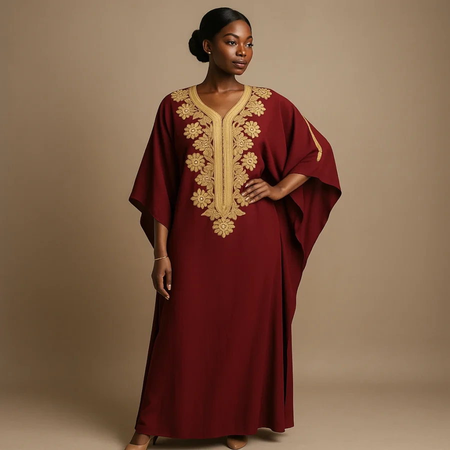 Caftan marocain grenat brodé d’or porté par une femme africaine élégante.