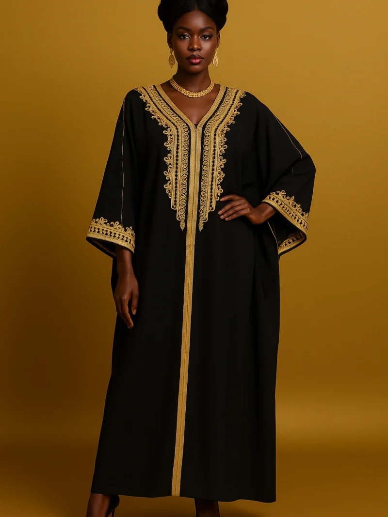 Caftan royal noir et doré porté par une femme ivoirienne élégante – coupe ample papillon, broderie artisanale dorée et tissu noir structuré en studio doré.