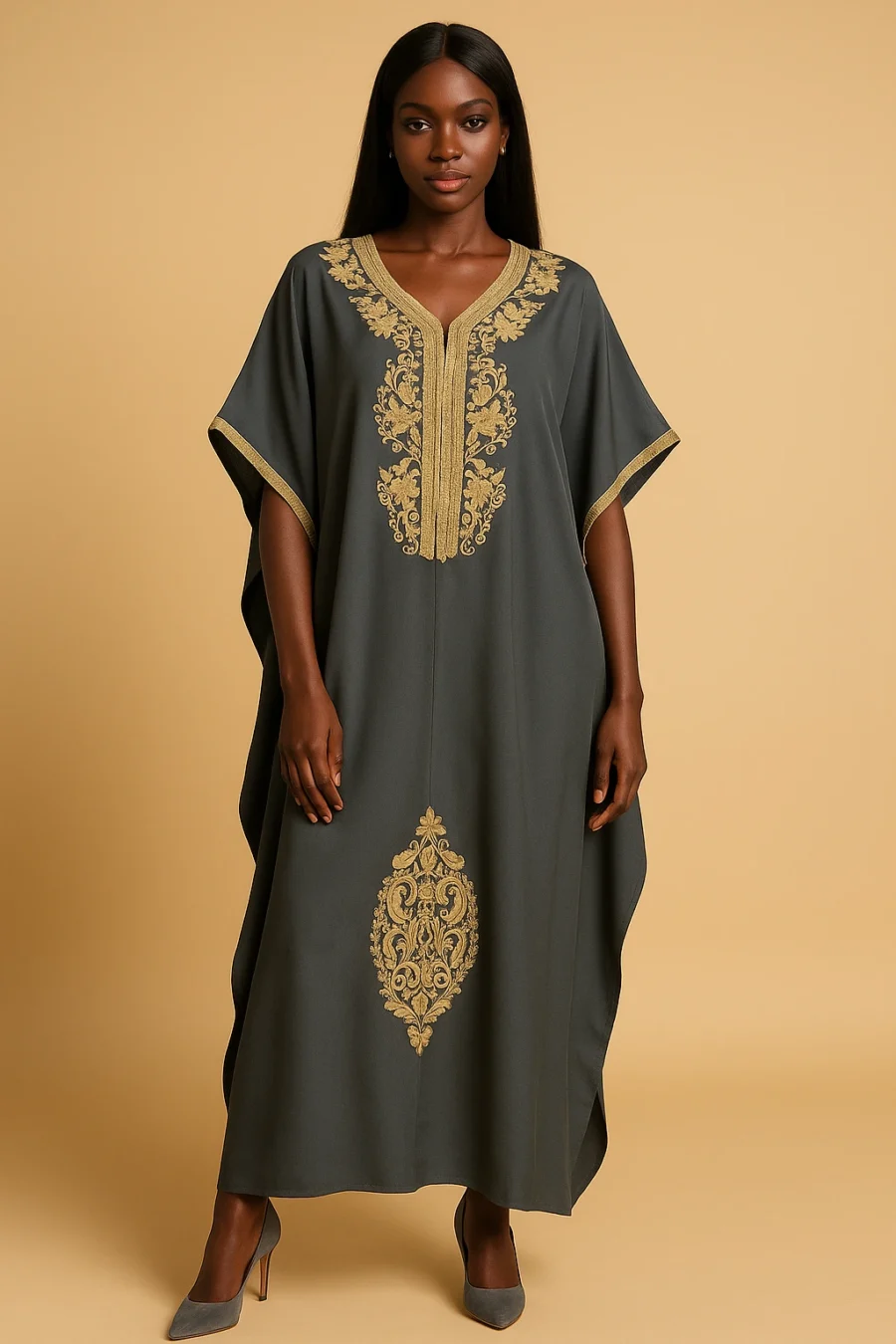 Caftan marocain gris élégant pour femme africaine – modèle Papillon Élancé avec broderie dorée et manches papillon, tenue de cérémonie raffinée