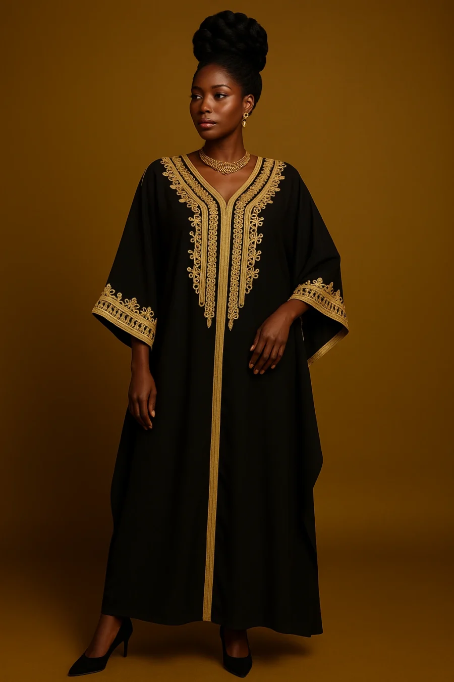 Caftan royal noir et doré porté par une femme ivoirienne élégante – coupe ample papillon, broderie artisanale dorée et tissu noir structuré en studio doré.
