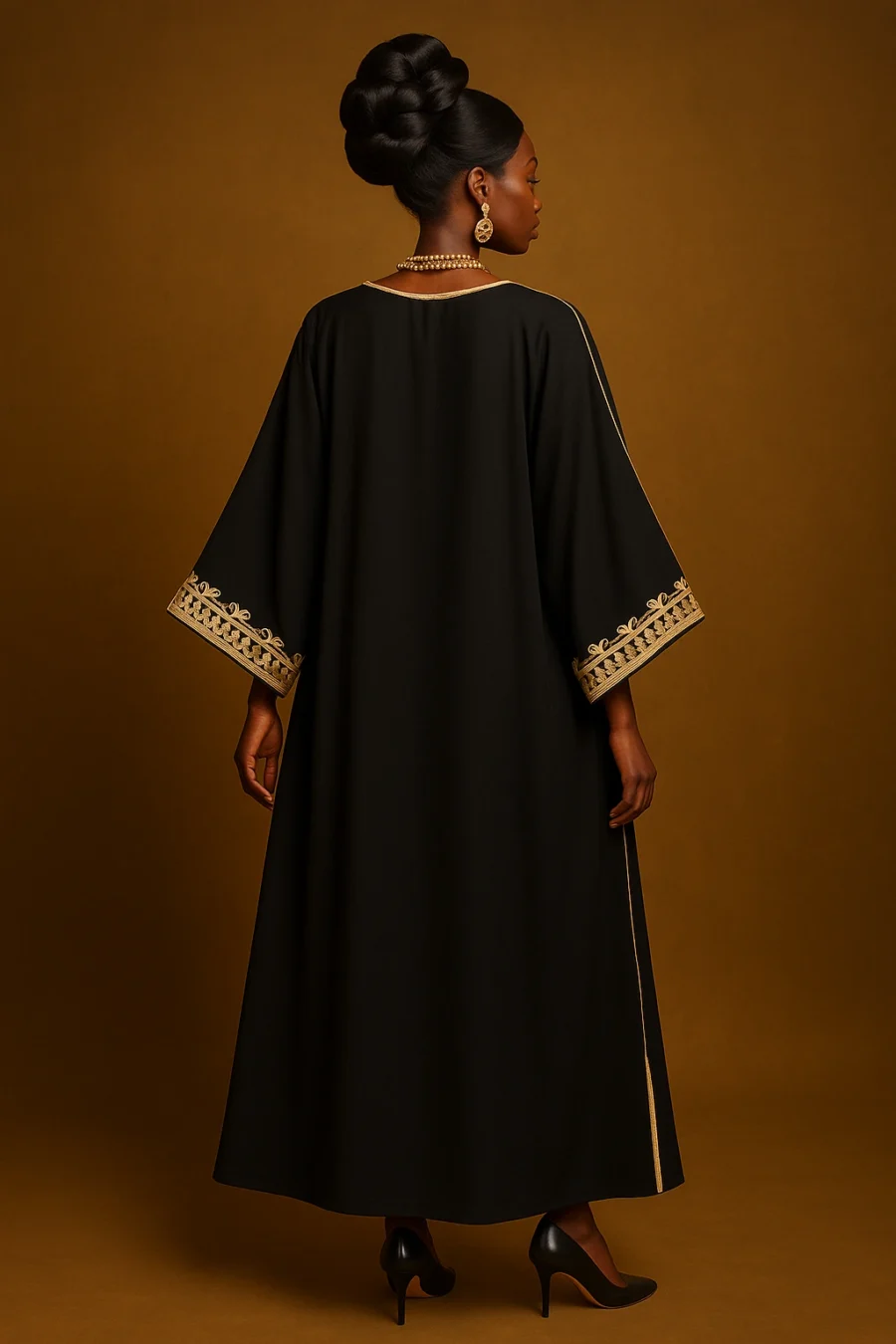 Vue de dos d’un caftan papillon noir et doré – manches larges, tombé fluide et broderie royale sur fond studio doré, mode africaine haut de gamme.