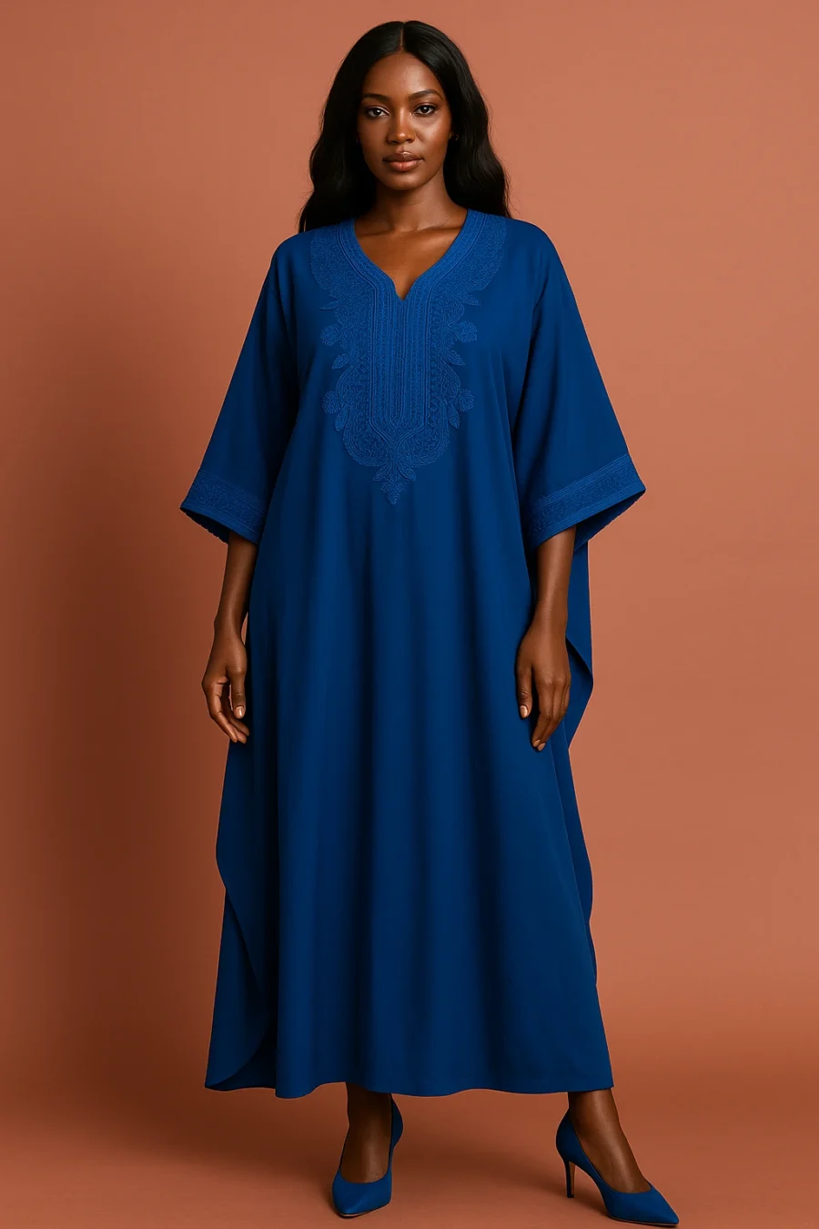 Caftan bleu royal à broderie discrète – tenue majestueuse pour femme africaine, inspiration haute couture.