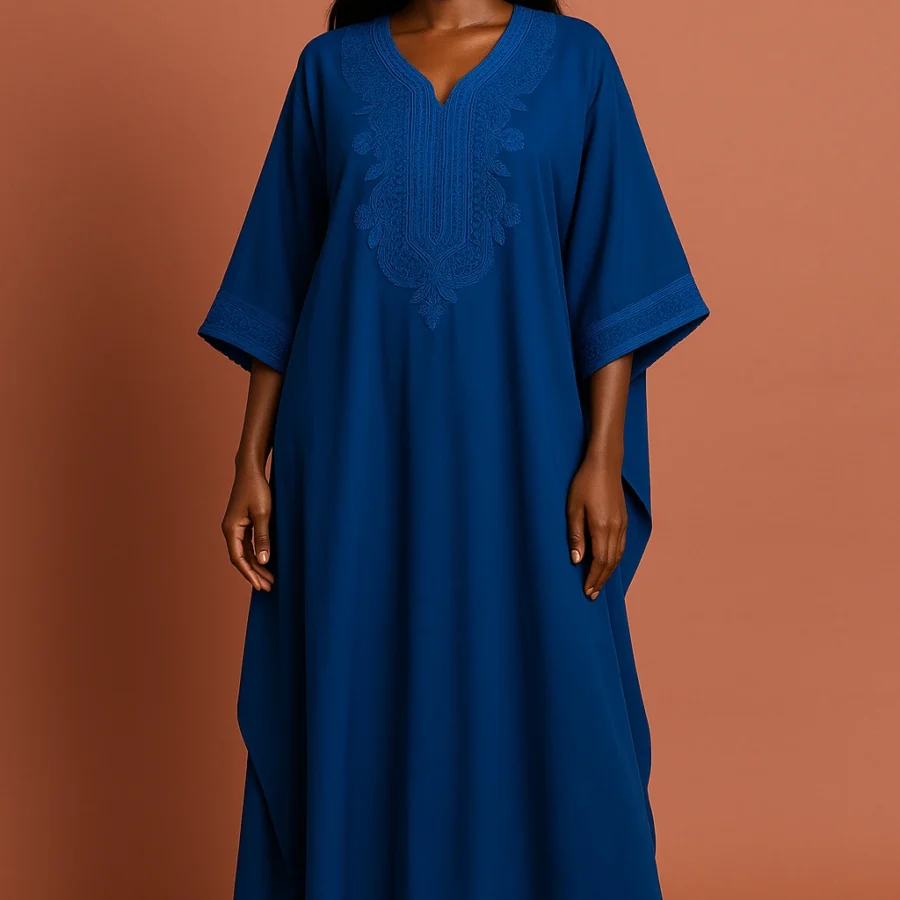 Caftan bleu royal à broderie discrète – tenue majestueuse pour femme africaine, inspiration haute couture.