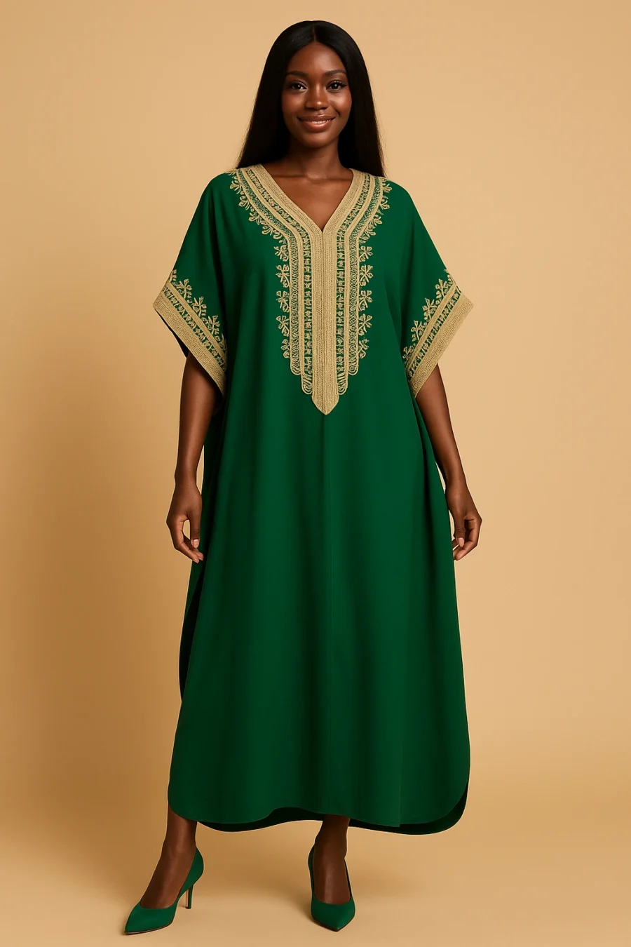Femme ivoirienne élégante portant un caftan marocain vert émeraude avec broderie dorée artisanale, coupe ample et manches papillon, posant dans un studio beige avec escarpins assortis.