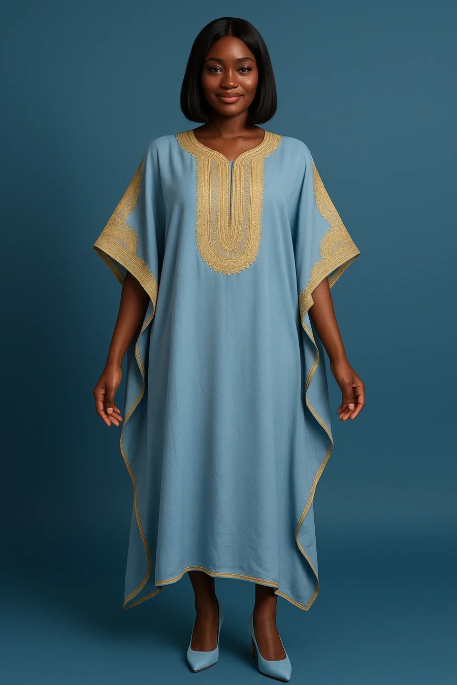 Caftan marocain bleu céleste aux broderies dorées raffinées, confection fluide avec manches larges et bordures contrastées.