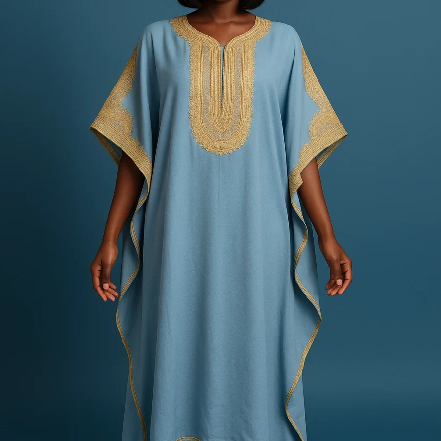 Caftan marocain bleu céleste aux broderies dorées raffinées, confection fluide avec manches larges et bordures contrastées.