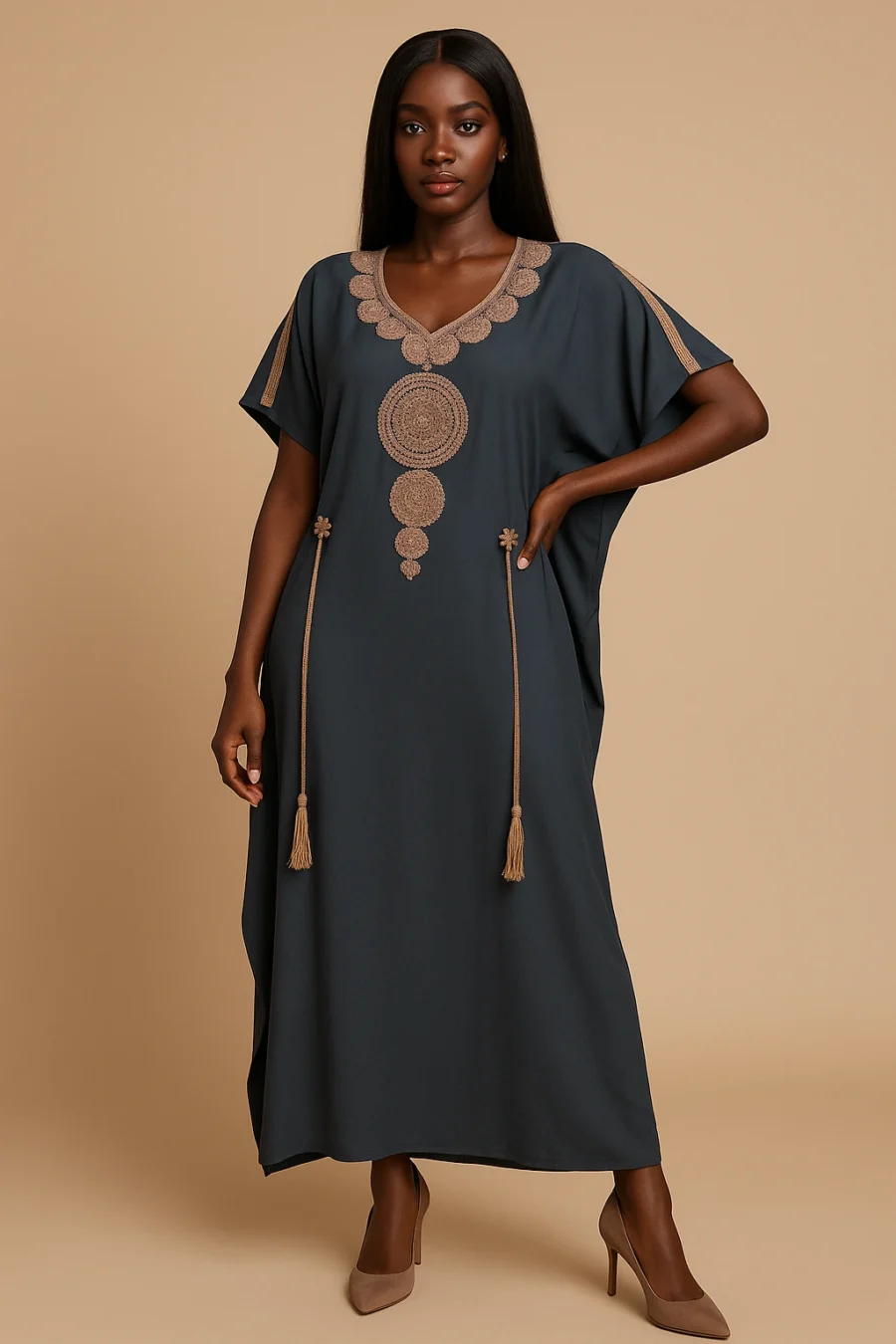 Caftan gris foncé avec broderie dorée artisanale – tenue chic et fluide pour femme africaine