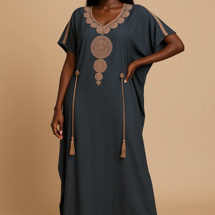 Caftan gris foncé avec broderie dorée artisanale – tenue chic et fluide pour femme africaine