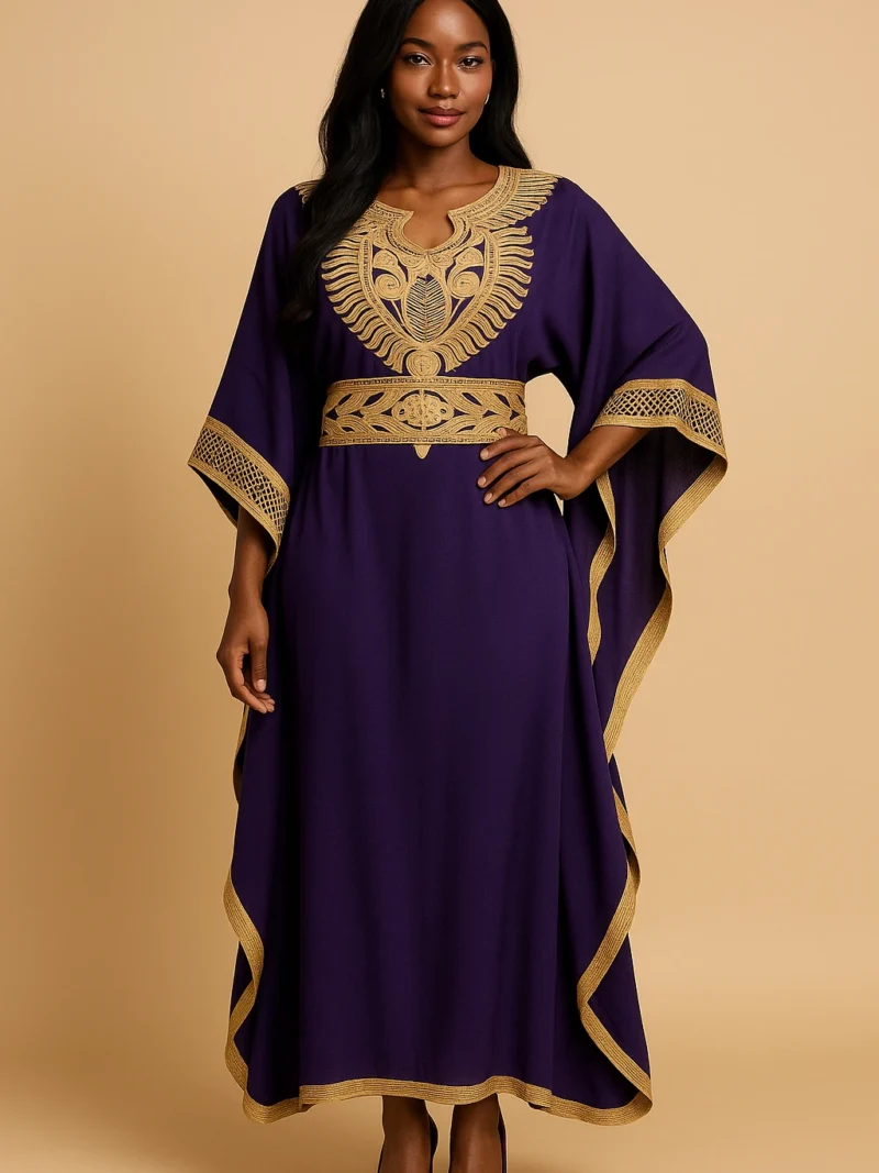 Caftan marocain mauve élégant avec broderie raffinée, manches amples et ceinture intérieure, idéal pour les occasions spéciales.