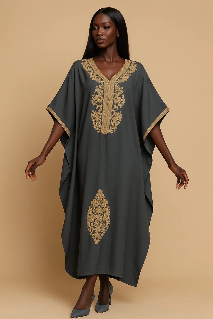 Caftan marocain gris élégant pour femme africaine – modèle Papillon Élancé avec broderie dorée et manches papillon, tenue de cérémonie raffinée