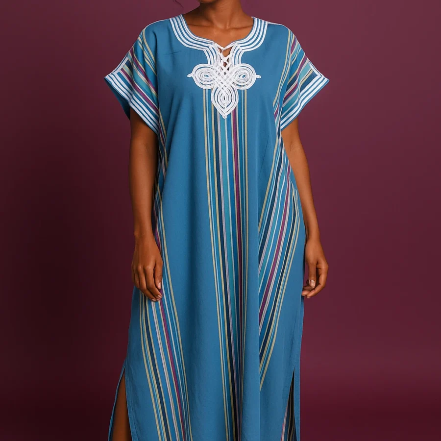 Caftan marocain bleu-ciel, manches papillon et broderie dorée – robe africaine stylée pour femmes modernes