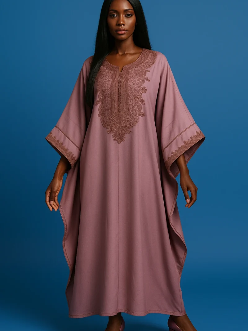 Caftan mauve taupe avec broderie artisanale – modèle chic pour femme africaine, coupe papillon fluide.
