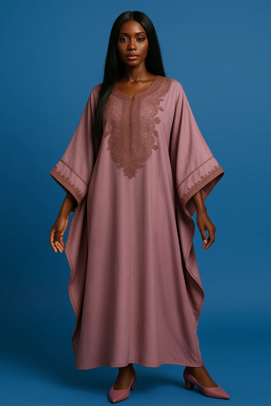 Caftan mauve taupe avec broderie artisanale – modèle chic pour femme africaine, coupe papillon fluide.
