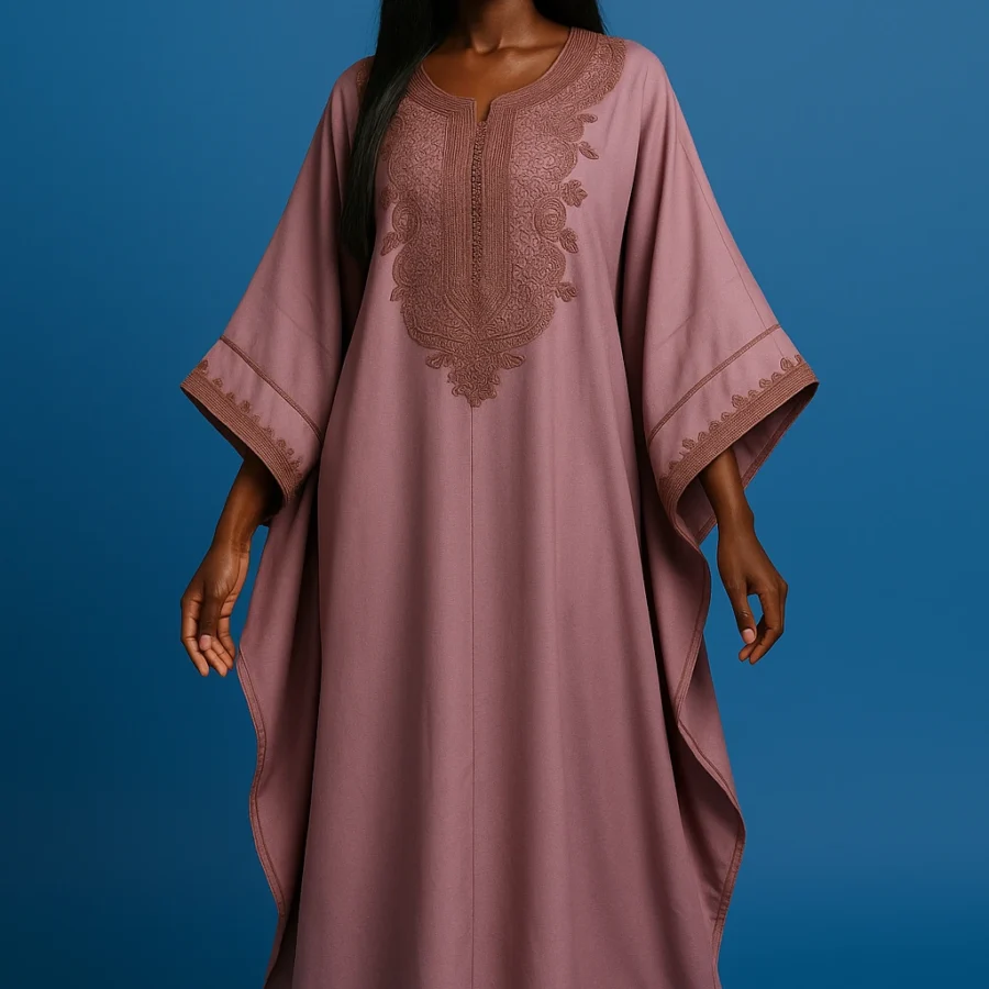 Caftan mauve taupe avec broderie artisanale – modèle chic pour femme africaine, coupe papillon fluide.