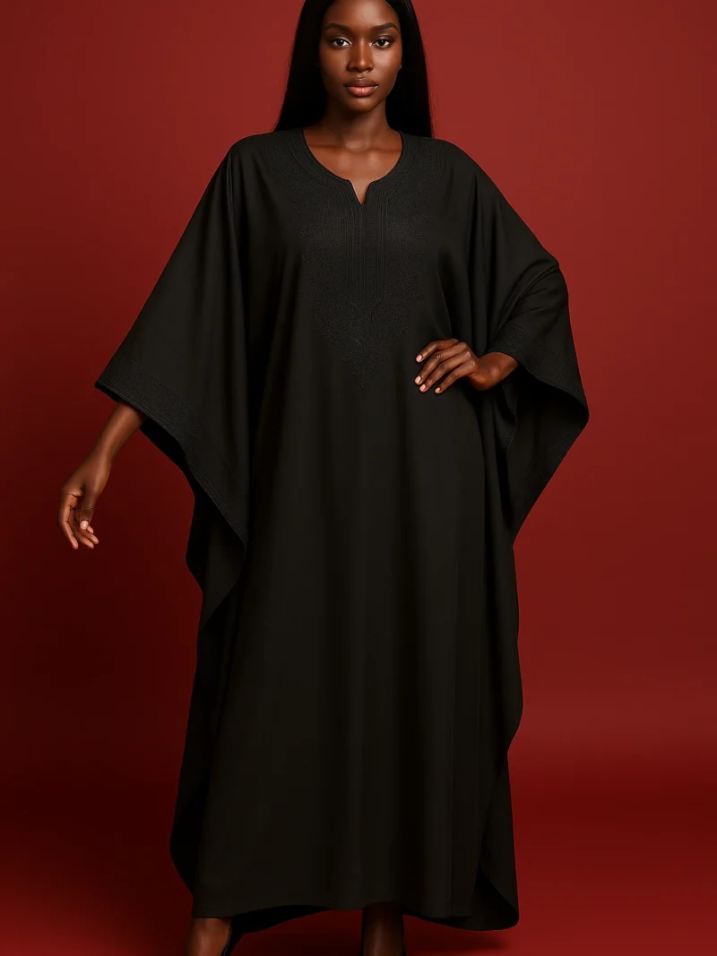 Caftan noir avec broderie ton sur ton pour femme africaine – coupe ample et élégante, style haute couture marocain.