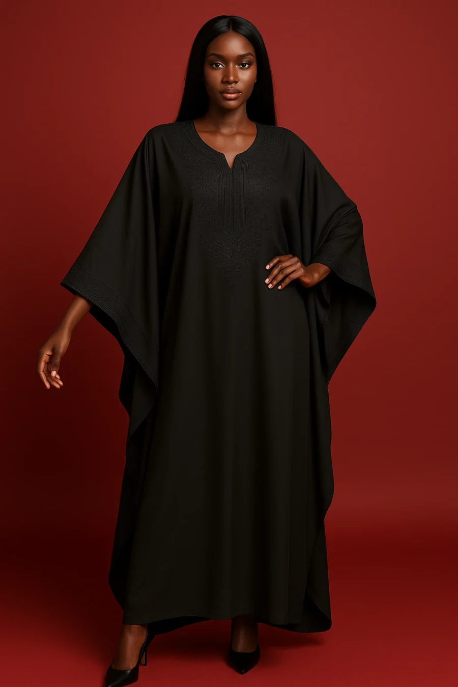 Caftan noir avec broderie ton sur ton pour femme africaine – coupe ample et élégante, style haute couture marocain.