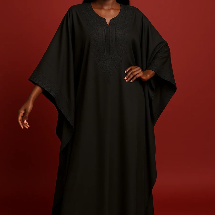 Caftan noir avec broderie ton sur ton pour femme africaine – coupe ample et élégante, style haute couture marocain.