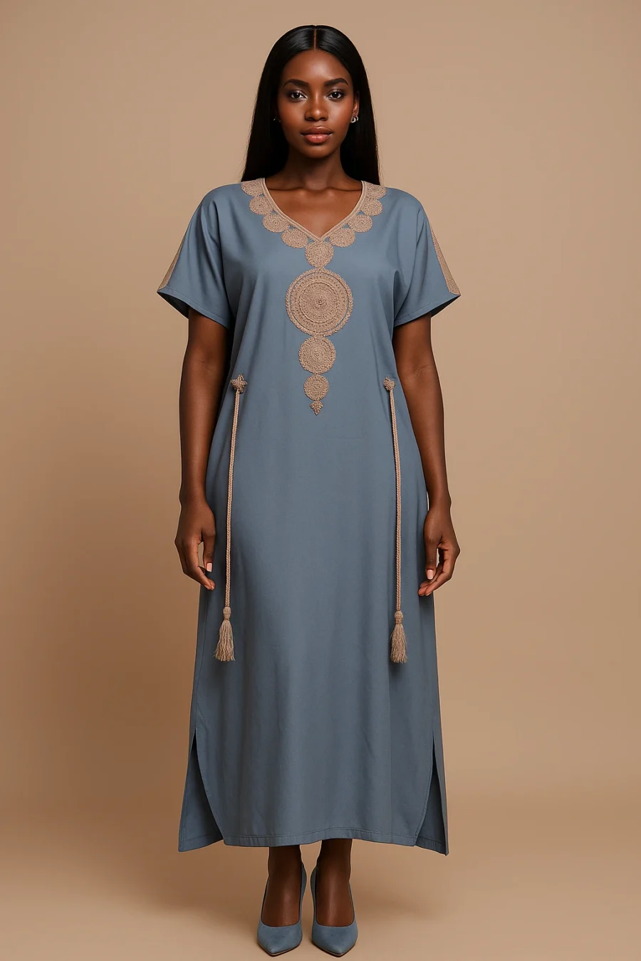 Caftan gris clair raffiné brodé or – vêtement traditionnel revisité pour femme africaine moderne