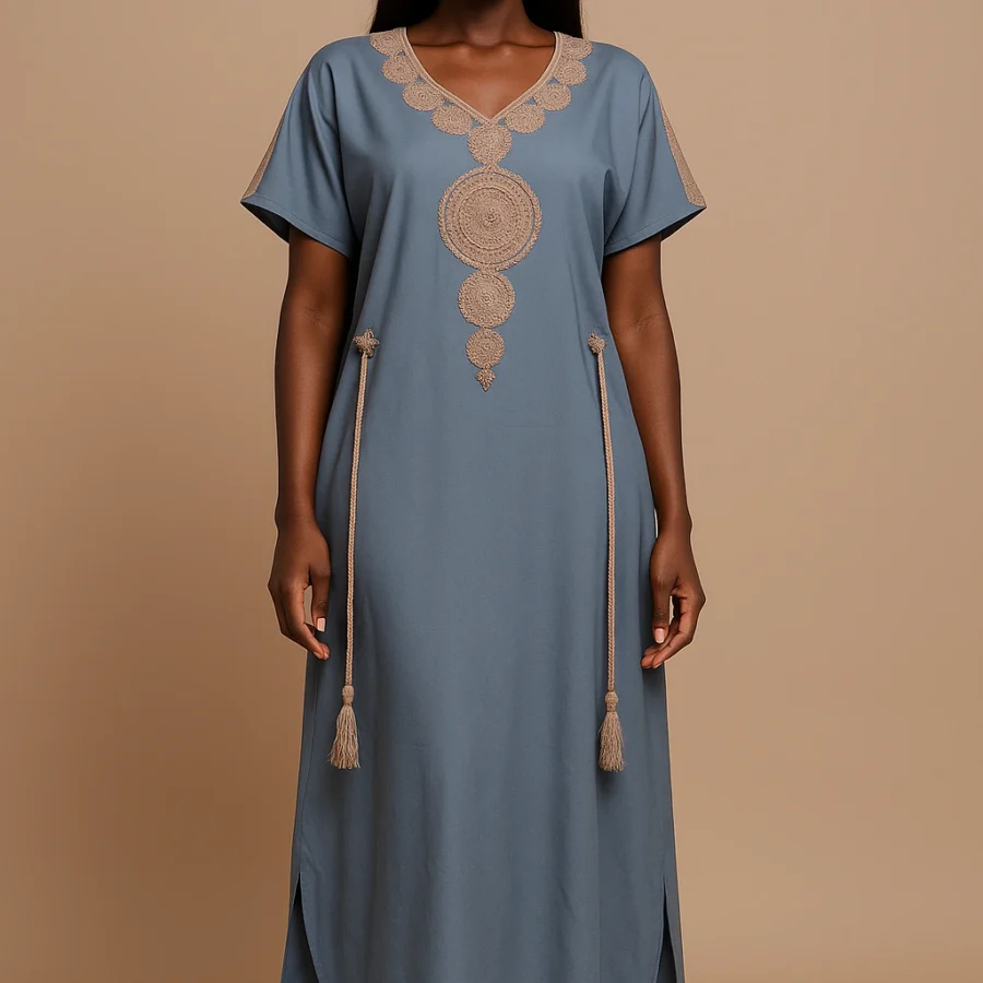 Caftan gris clair raffiné brodé or – vêtement traditionnel revisité pour femme africaine moderne