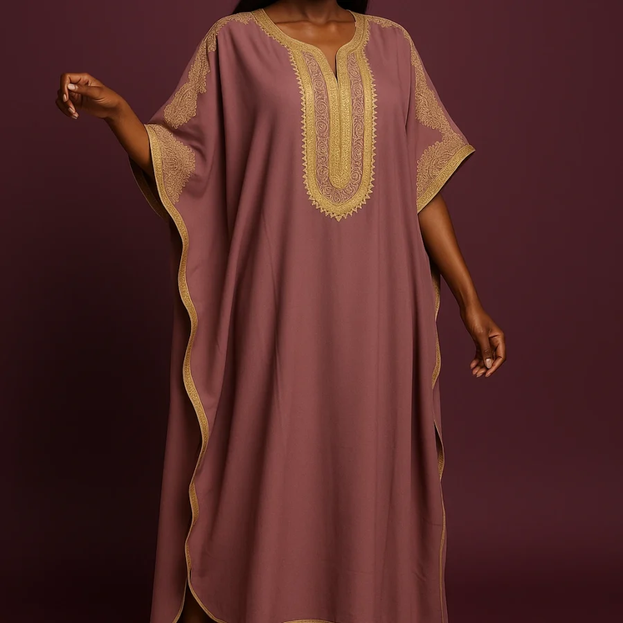 Caftan marocain mauve taupe avec broderie dorée délicate, coupe ample et finitions élégantes sur les manches et l’encolure.