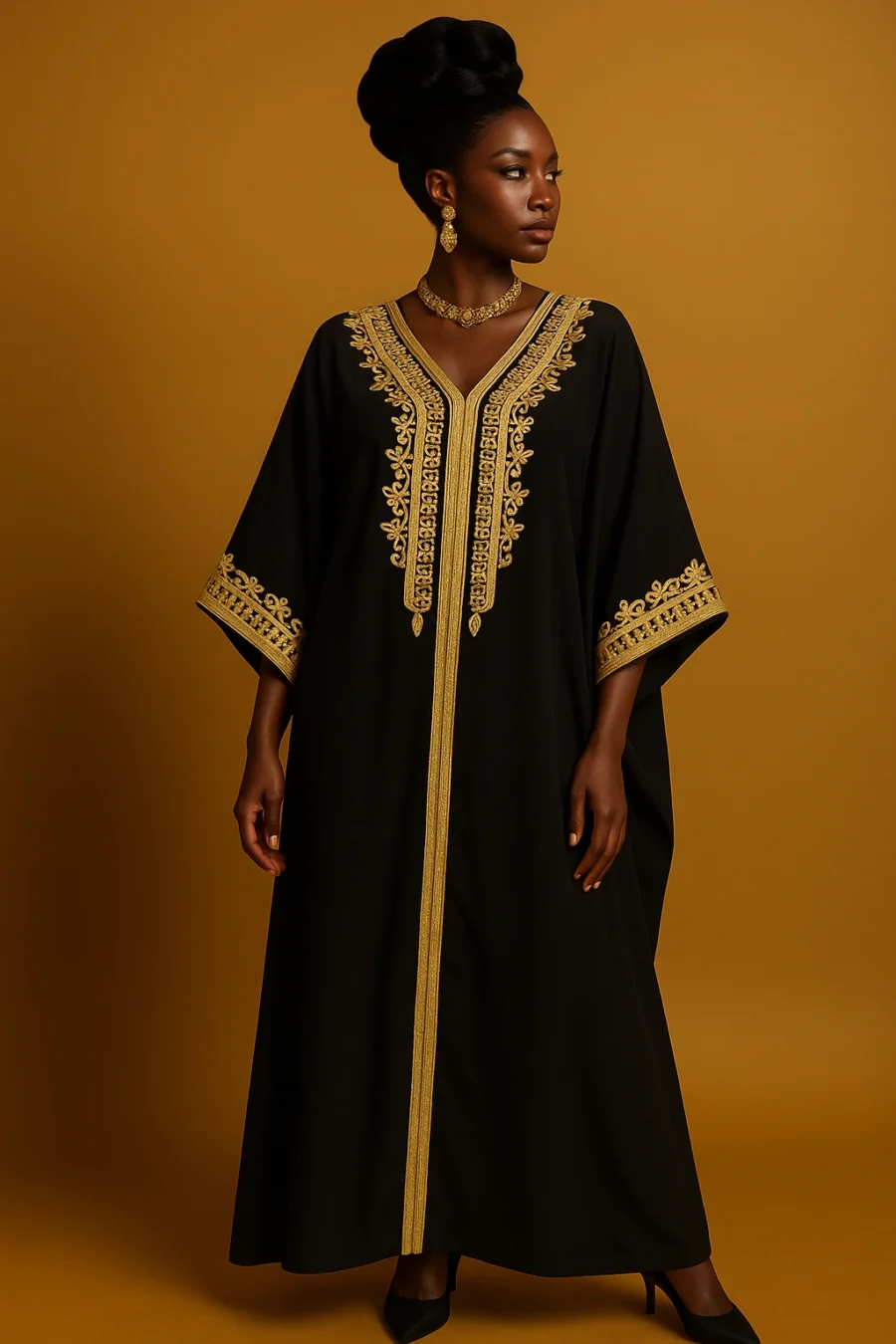 Caftan royal noir et doré porté par une femme ivoirienne élégante – coupe ample papillon, broderie artisanale dorée et tissu noir structuré en studio doré.