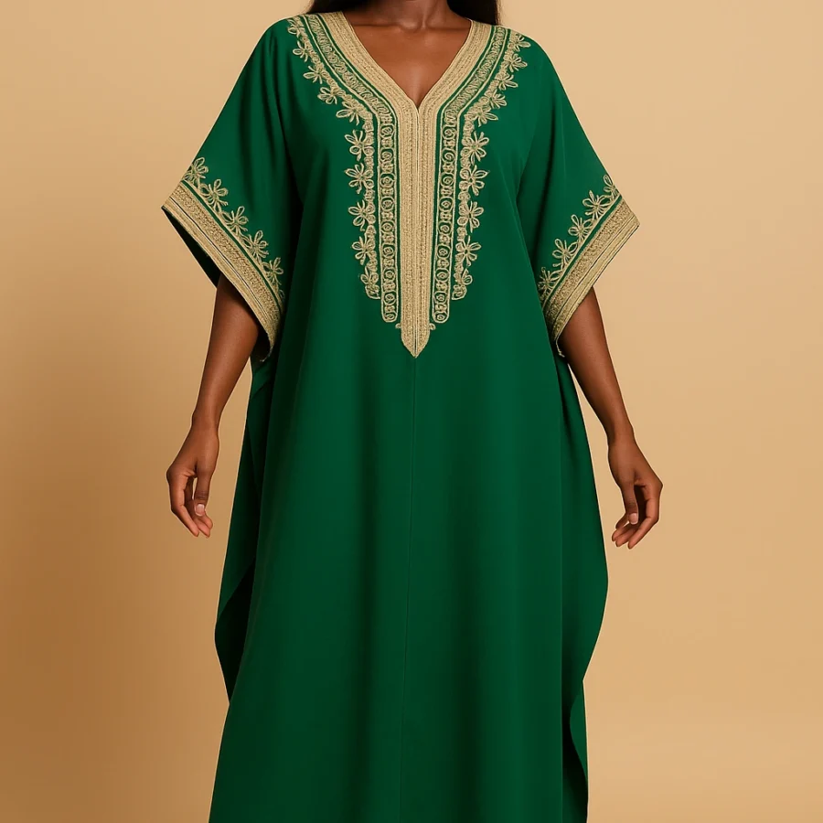 Femme ivoirienne élégante portant un caftan marocain vert émeraude avec broderie dorée artisanale, coupe ample et manches papillon, posant dans un studio beige avec escarpins assortis.