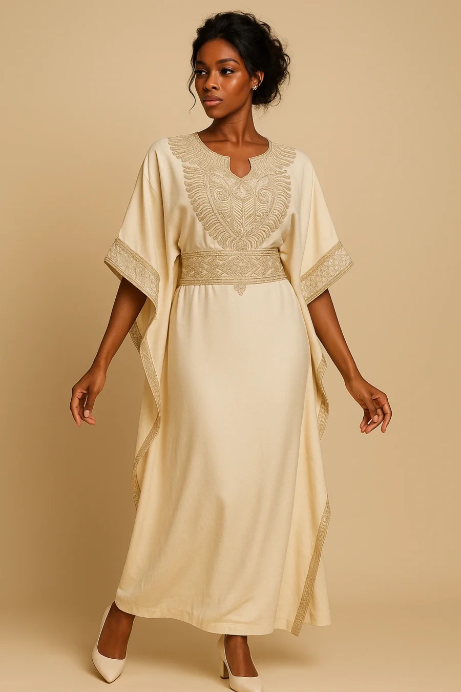 Caftan marocain blanc monochrome, broderie blanche subtile, coupe ample avec ceinture intérieure - Le Caftanier