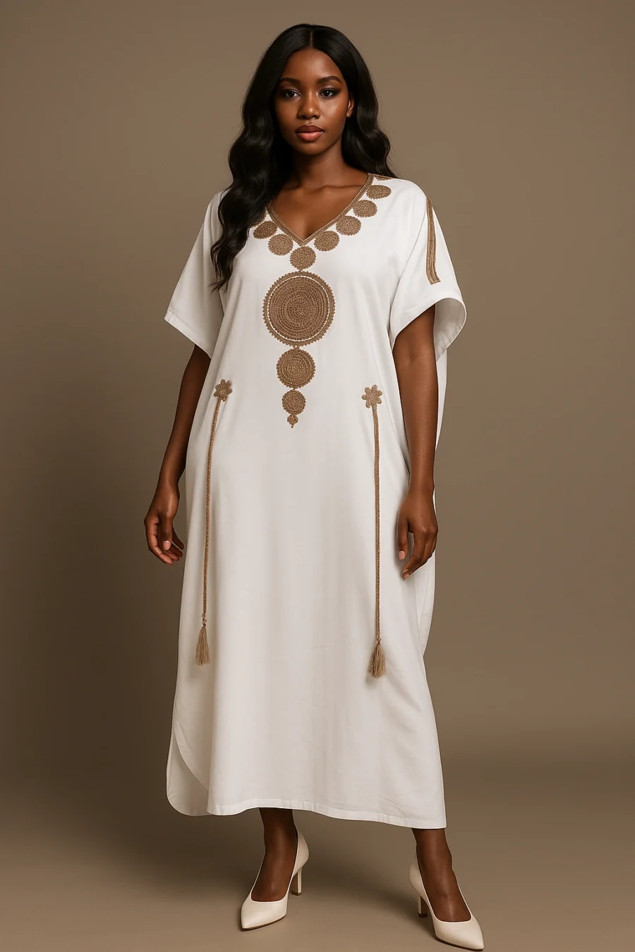 Caftan blanc pur brodé marron – modèle traditionnel marocain réinventé pour femme africaine moderne