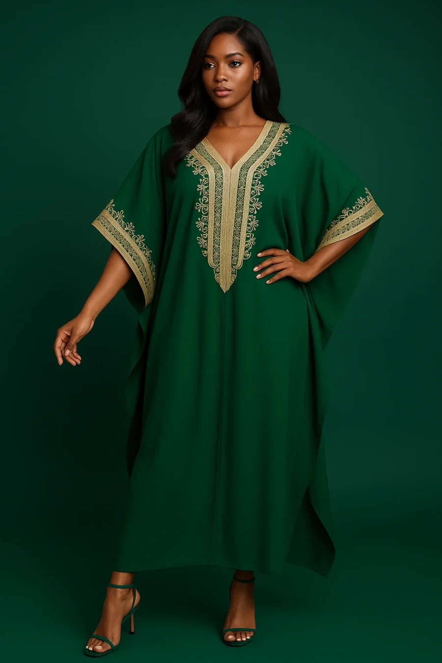 Femme ivoirienne élégante portant un caftan marocain vert émeraude avec broderie dorée artisanale, coupe ample et manches papillon - Le Caftanier