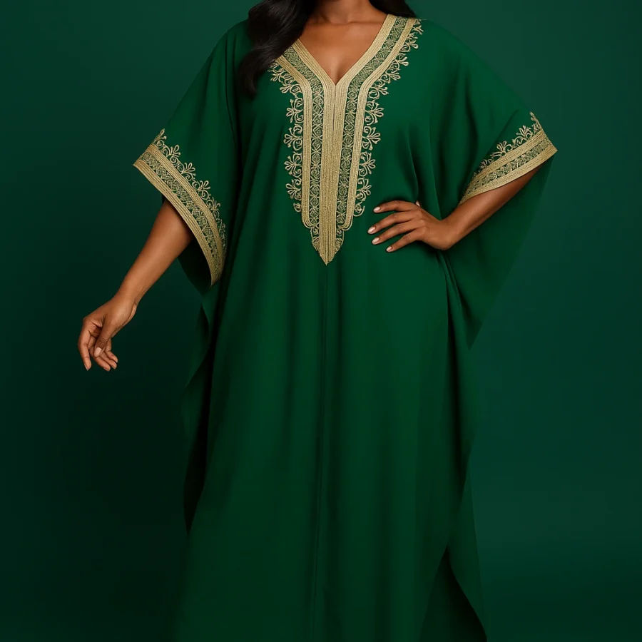 Femme ivoirienne élégante portant un caftan marocain vert émeraude avec broderie dorée artisanale, coupe ample et manches papillon - Le Caftanier