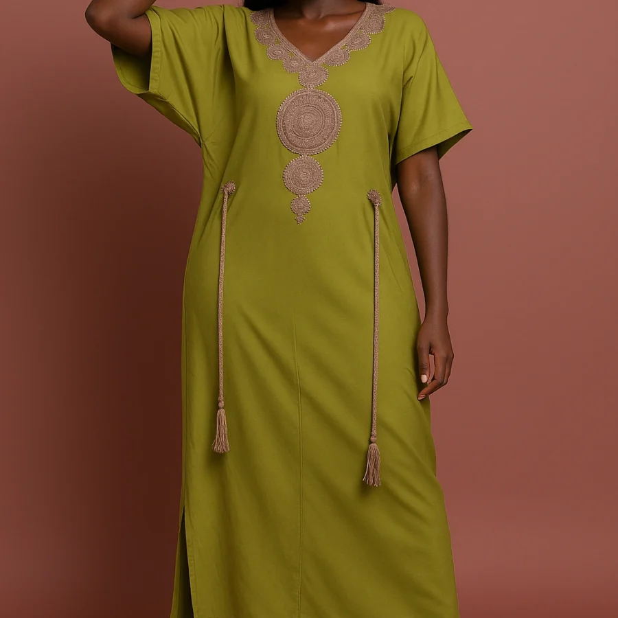 Caftan vert pistache brodé à la main pour femme africaine – look raffiné et moderne à manches larges