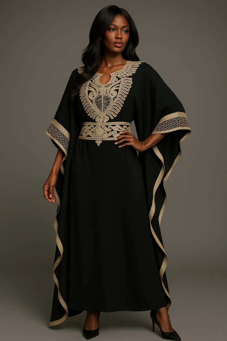 Caftan marocain noir orné d'une élégante broderie blanche, manches amples et ceinture intérieure - Le Caftanier
