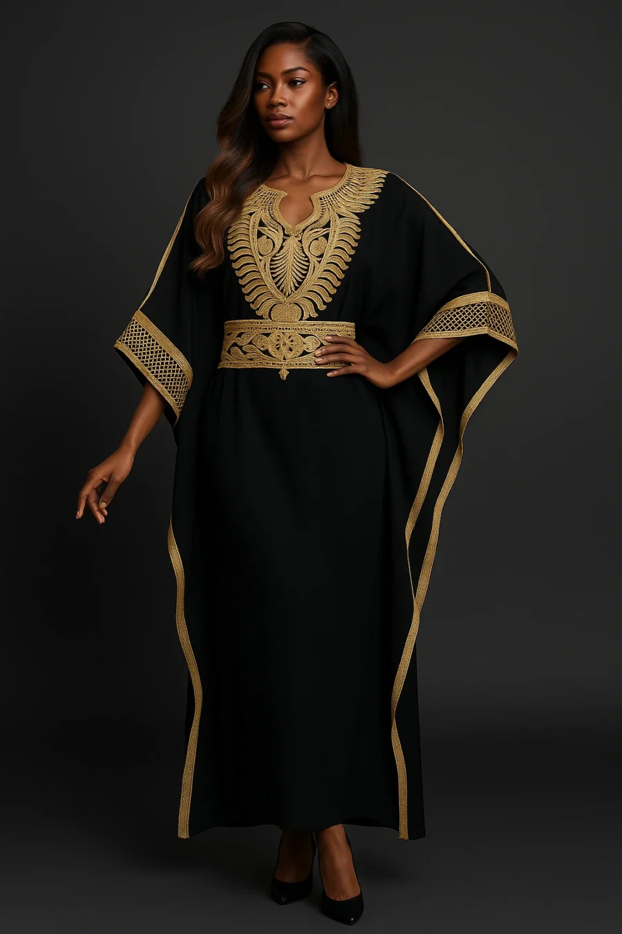 Caftan marocain noir avec broderie dorée luxueuse, manches amples et ceinture intérieure - Le Caftanier