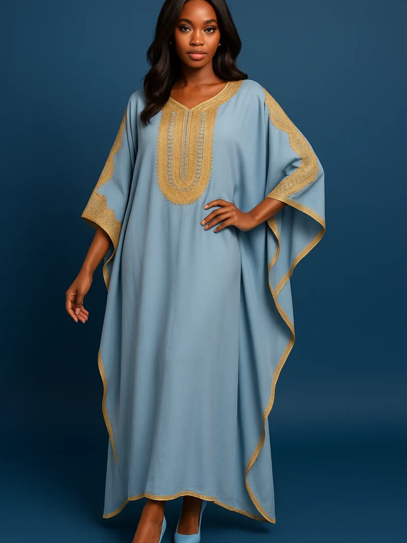 Caftan marocain bleu céleste aux broderies dorées raffinées, confection fluide avec manches larges et bordures contrastées - Le Caftanier